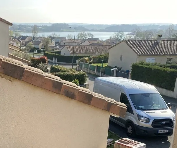 Faîtage en tuiles canal repris sur une maison de Tournefeuille, lotissement et lac de la Ramée en contrebas